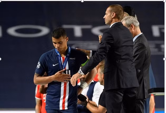 Thiago Silva gia nhập Chelsea sau khi chia tay đội bóng nước Pháp.