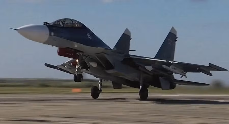 Tiêm kích Su-30SM2 mang tên lửa không đối không tầm xa R-37M.