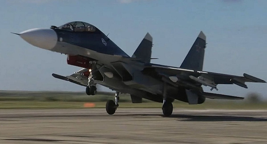 Tiêm kích Su-30SM2 mang tên lửa không đối không tầm xa R-37M. Tiêm kích Su-30SM2 mang tên lửa không đối không tầm xa R-37M.