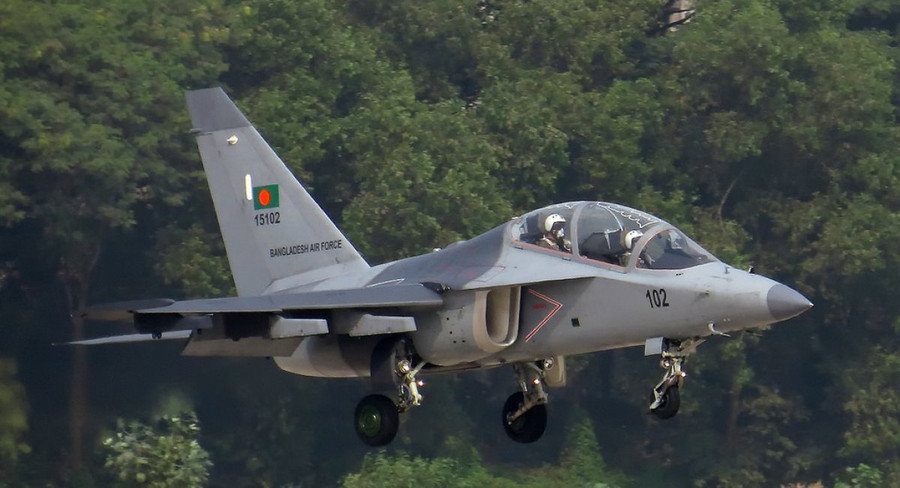 Máy bay huấn luyện - chiến đấu Yak-130 của Không quân Bangladesh. Máy bay huấn luyện - chiến đấu Yak-130 của Không quân Bangladesh.