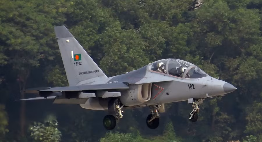 Máy bay huấn luyện - chiến đấu Yak-130 của Không quân Bangladesh.