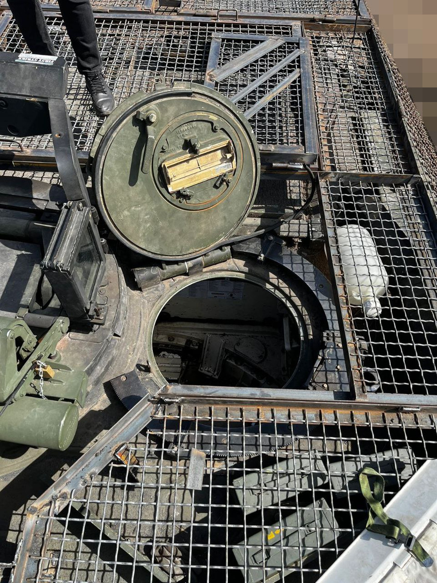 Lưới thép trên tháp pháo xe tăng M1 Abrams. Lưới thép trên tháp pháo xe tăng M1 Abrams.