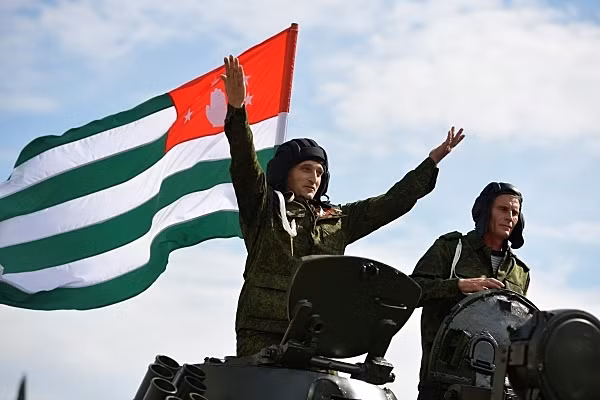 Gruzia không chấp nhận việc Abkhazia và Nam Ossetia trở thành quốc gia độc lập. Gruzia không chấp nhận việc Abkhazia và Nam Ossetia trở thành quốc gia độc lập.