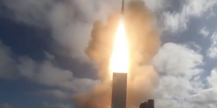 Bệ phóng di động Mk 70 có thể bắn cả tên lửa tấn công lẫn phòng thủ. Bệ phóng di động Mk 70 có thể bắn cả tên lửa tấn công lẫn phòng thủ.