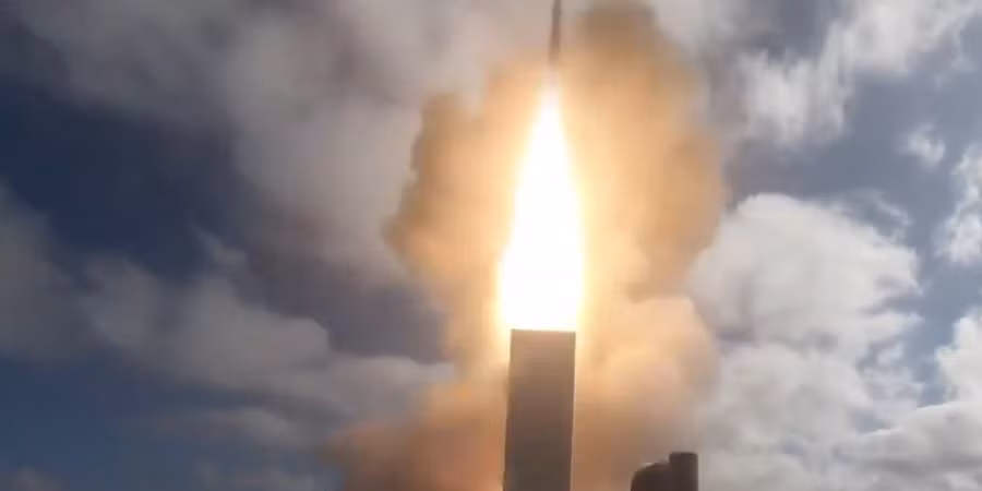 Bệ phóng di động Mk 70 có thể bắn cả tên lửa tấn công lẫn phòng thủ.