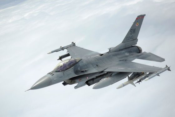 Tiêm kích F-16 do Đan Mạch viện trợ Ukraine chuẩn bị tham chiến. Tiêm kích F-16 do Đan Mạch viện trợ Ukraine chuẩn bị tham chiến.