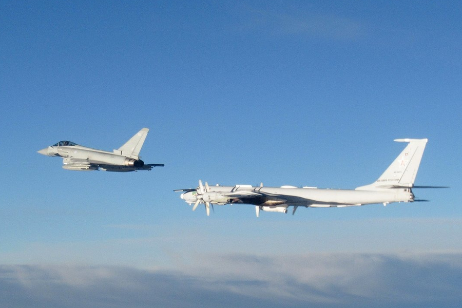 Tiêm kích Eurofighter Typhoon của Anh đánh chặn máy bay ném bom chiến lược Tu-95 của Nga. Tiêm kích Eurofighter Typhoon của Anh đánh chặn máy bay ném bom chiến lược Tu-95 của Nga.