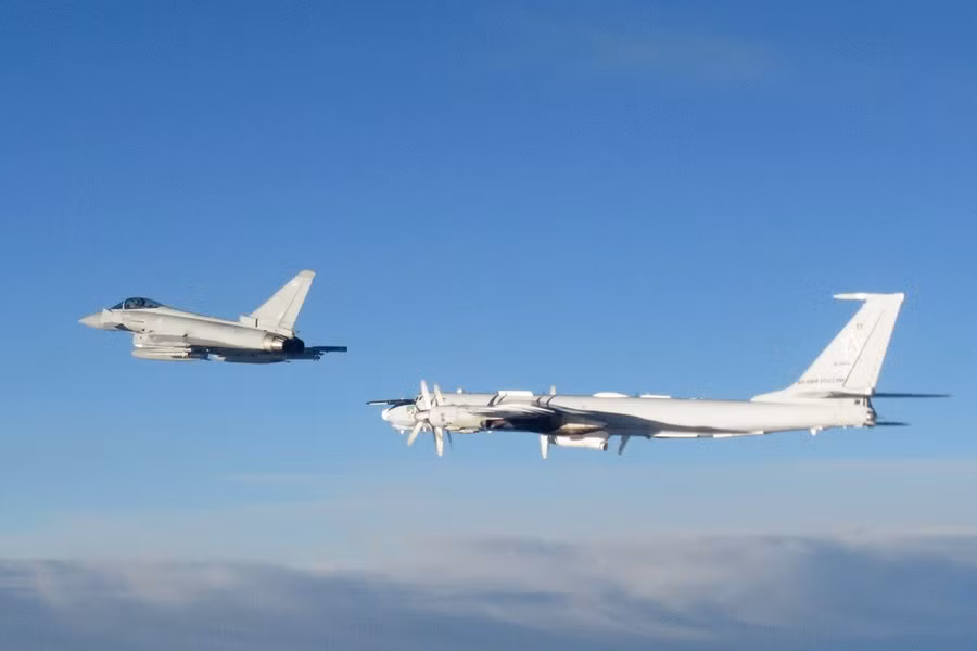 Tiêm kích Eurofighter Typhoon của Anh đánh chặn máy bay ném bom chiến lược Tu-95 của Nga.
