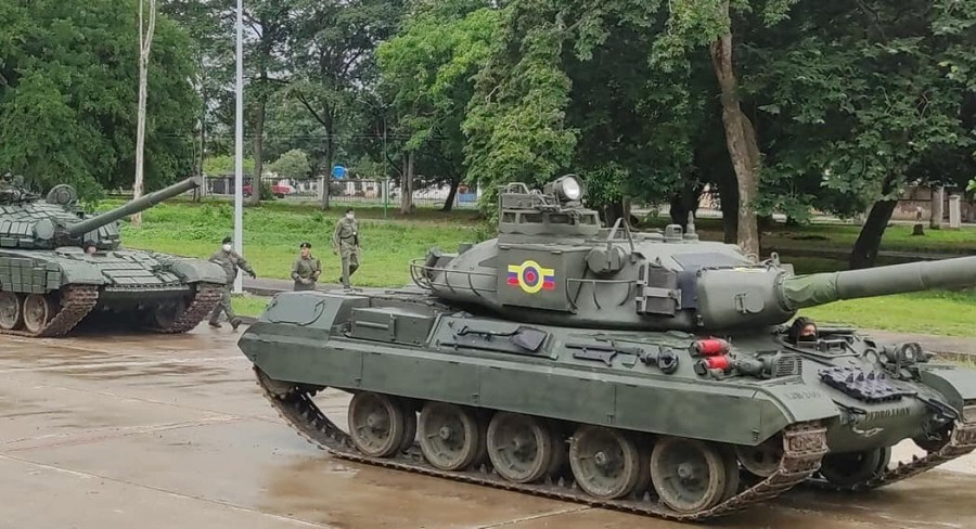 Xe tăng T-72B1 và AMX-30 của Quân đội Venezuela. Xe tăng T-72B1 và AMX-30 của Quân đội Venezuela.