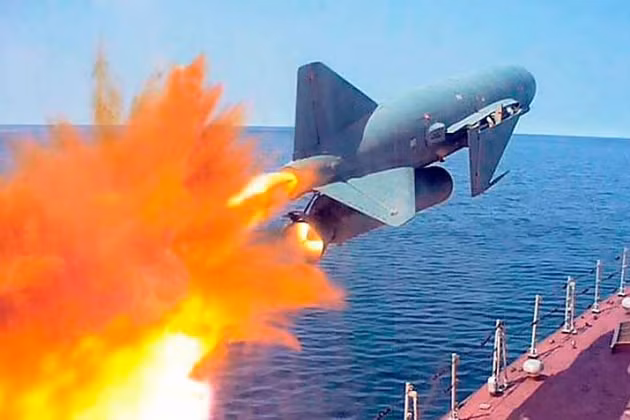 Lực lượng vũ trang Houthi cảnh báo dùng tên lửa P-15 Termit cổ điển tấn công tàu hộ vệ Sa'ar 6 tối tân.