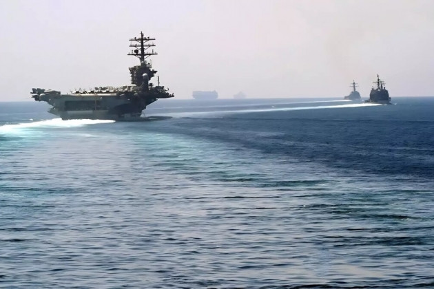 Biên đội tàu sân bay Mỹ đã phải cơ động ra xa bờ biển Yemen. Biên đội tàu sân bay Mỹ đã phải cơ động ra xa bờ biển Yemen.