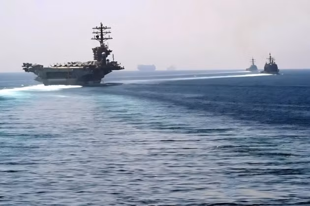 Biên đội tàu sân bay Mỹ đã phải cơ động ra xa bờ biển Yemen.