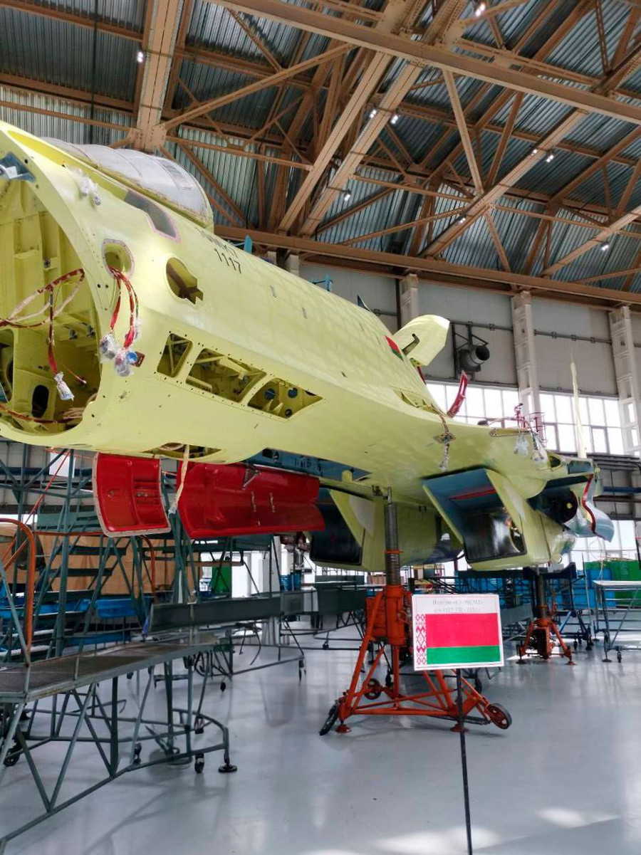 Tiêm kích Su-30SM2 đang được lắp ráp cho Không quân Belarus. Tiêm kích Su-30SM2 đang được lắp ráp cho Không quân Belarus.
