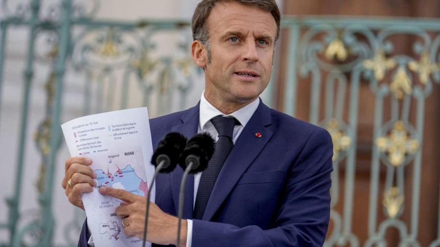 Tổng thống Pháp Emmanuel Macron với bản đồ các hoạt động tác chiến của Ukraine. Tổng thống Pháp Emmanuel Macron với bản đồ các hoạt động tác chiến của Ukraine.