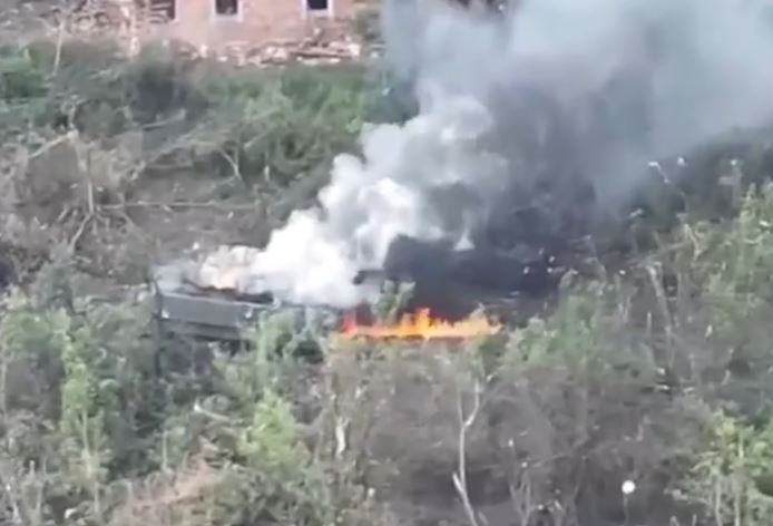 Xe chiến đấu bộ binh M2 Bradley bốc cháy sau khi trúng đạn. Xe chiến đấu bộ binh M2 Bradley bốc cháy sau khi trúng đạn.