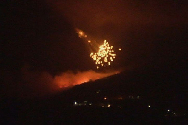 Israel đang sử dụng bom chùm và đạn cháy tấn công các vị trí của Hezbollah tại Lebanon.