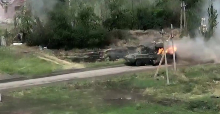 Khoảnh khắc xe bọc thép chở quân BTR-82A trúng đạn từ xe chiến đấu bộ binh M2 Bradley.