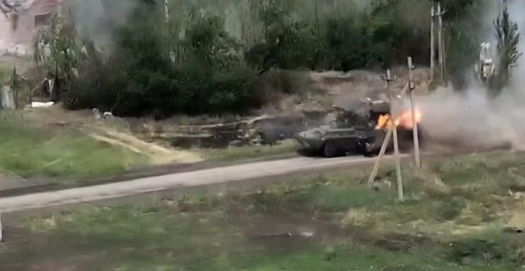 Khoảnh khắc xe bọc thép chở quân BTR-82A trúng đạn từ xe chiến đấu bộ binh M2 Bradley.