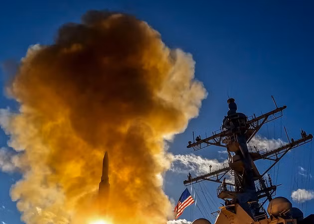 Hải quân Mỹ chi số tiền khổng lồ trong 6 tháng để đánh chặn tên lửa Houthi