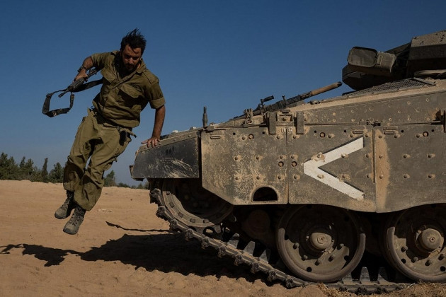 Quân đội Israel đang tấn công mạnh mẽ các tay súng Hamas tại Dải Gaza. Quân đội Israel đang tấn công mạnh mẽ các tay súng Hamas tại Dải Gaza.