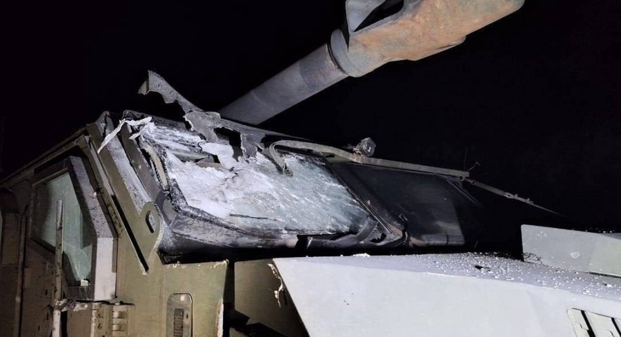 Pháo tự hành Bogdana bị hư hỏng sau cuộc tấn công của UAV cảm tử Lancet nhưng vẫn bảo vệ được kíp điều khiển.