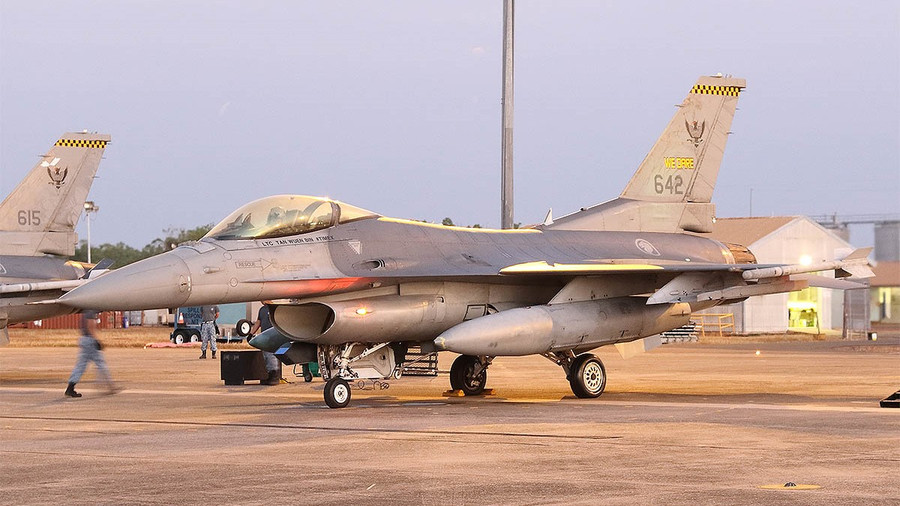 Máy bay chiến đấu F-16C Block 52 của Phi đội 143 - Không quân Singapore sẽ được thay thế bởi F-35. Máy bay chiến đấu F-16C Block 52 của Phi đội 143 - Không quân Singapore sẽ được thay thế bởi F-35.