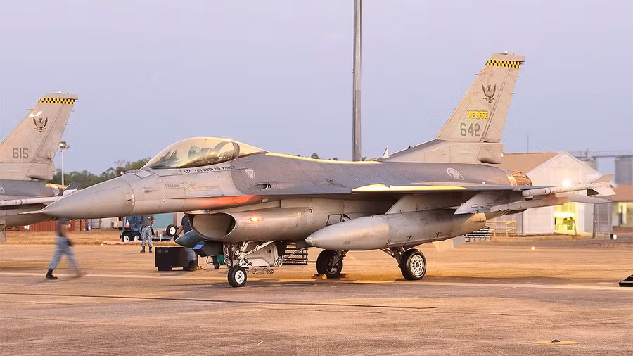Máy bay chiến đấu F-16C Block 52 của Phi đội 143 - Không quân Singapore sẽ được thay thế bởi F-35. Máy bay chiến đấu F-16C Block 52 của Phi đội 143 - Không quân Singapore sẽ được thay thế bởi F-35.