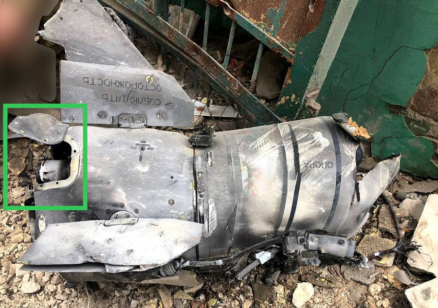 Phần còn lại của tên lửa Grom-1 được tìm thấy tại khu dân cư ở Kherson. Phần còn lại của tên lửa Grom-1 được tìm thấy tại khu dân cư ở Kherson.