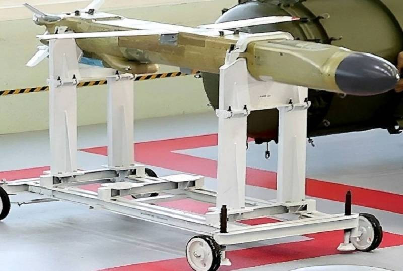 Tên lửa hành trình Kh-50 là một vũ khí thế hệ mới vừa được Quân đội Nga đưa vào sử dụng gần đây. Tên lửa hành trình Kh-50 là một vũ khí thế hệ mới vừa được Quân đội Nga đưa vào sử dụng gần đây.