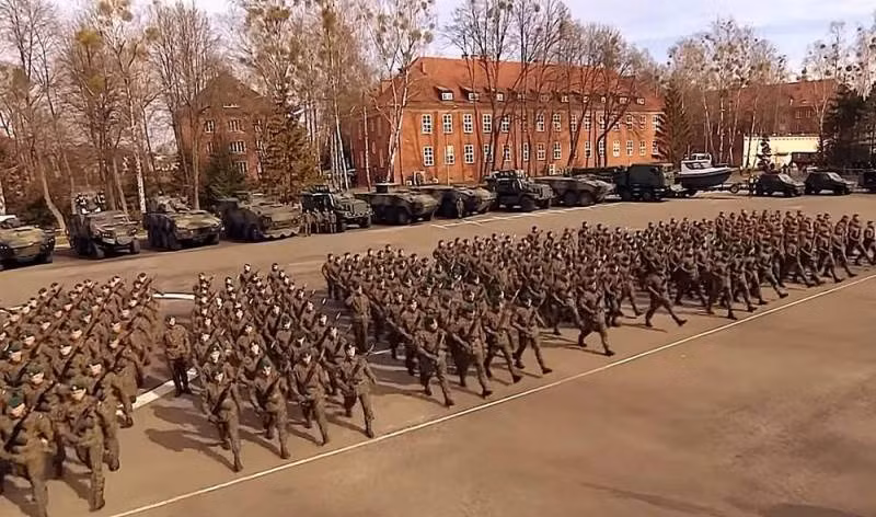 Quân đội Ba Lan đang được tăng cường tới biên giới Belarus. Quân đội Ba Lan đang được tăng cường tới biên giới Belarus.