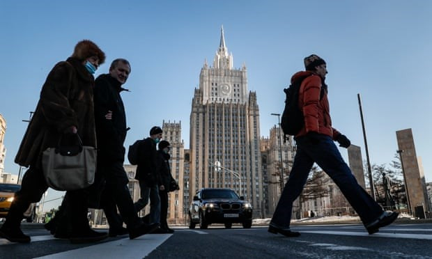 Đồng rúp giảm giá mạnh ảnh hưởng lớn tới đời sống người lao động tại Nga. Đồng rúp giảm giá mạnh ảnh hưởng lớn tới đời sống người lao động tại Nga.