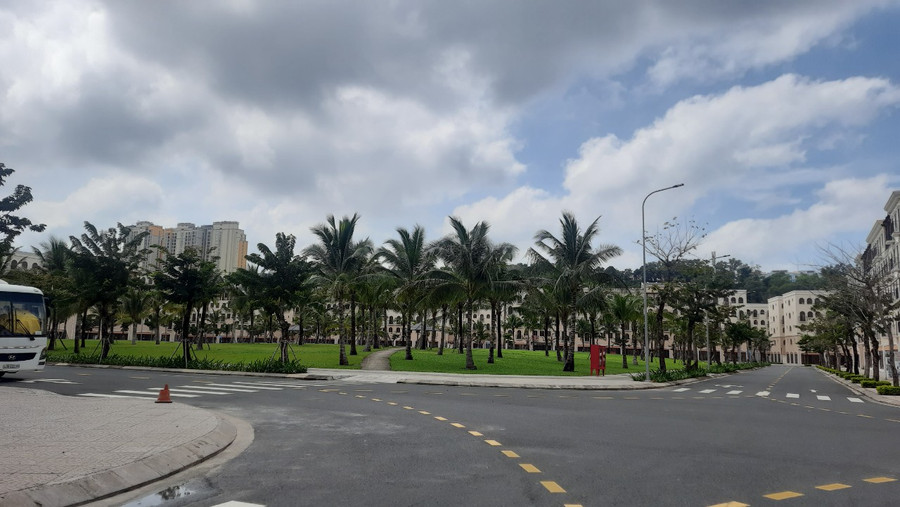 Một số khu đô thị tạm phủ xanh trên diện tích quy hoạch dành cho trường học, bệnh viện dù dân cư đã chuyển về ở từ lâu. Một số khu đô thị tạm phủ xanh trên diện tích quy hoạch dành cho trường học, bệnh viện dù dân cư đã chuyển về ở từ lâu.