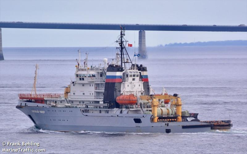 Hoạt động của tàu kéo Nikolay Chiker mang cờ Nga gần các mỏ dầu và khí đốt khiến giới chức Anh lo lắng. Hoạt động của tàu kéo Nikolay Chiker mang cờ Nga gần các mỏ dầu và khí đốt khiến giới chức Anh lo lắng.