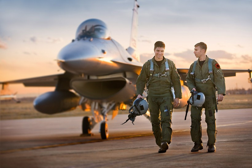 Phi công NATO có thể trực tiếp điều khiển tiêm kích mà phương Tây viện trợ Ukraine. Phi công NATO có thể trực tiếp điều khiển tiêm kích mà phương Tây viện trợ Ukraine.