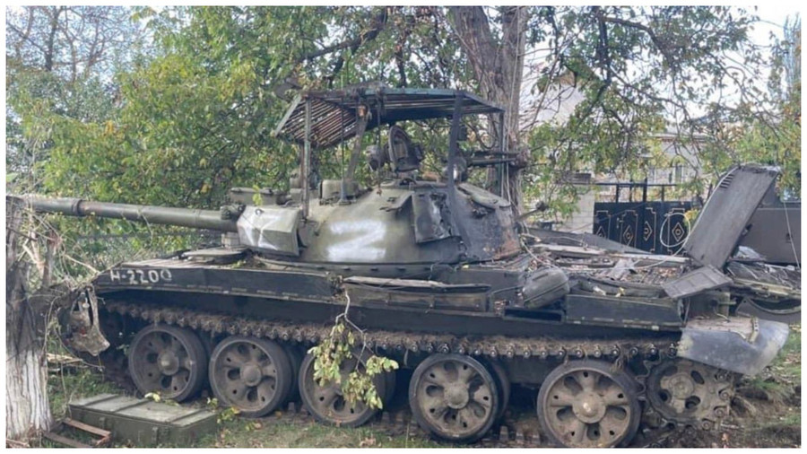 Một chiếc xe tăng T-62M bị lính Nga bỏ lại trên chiến trường miền Đông Ukraine.
