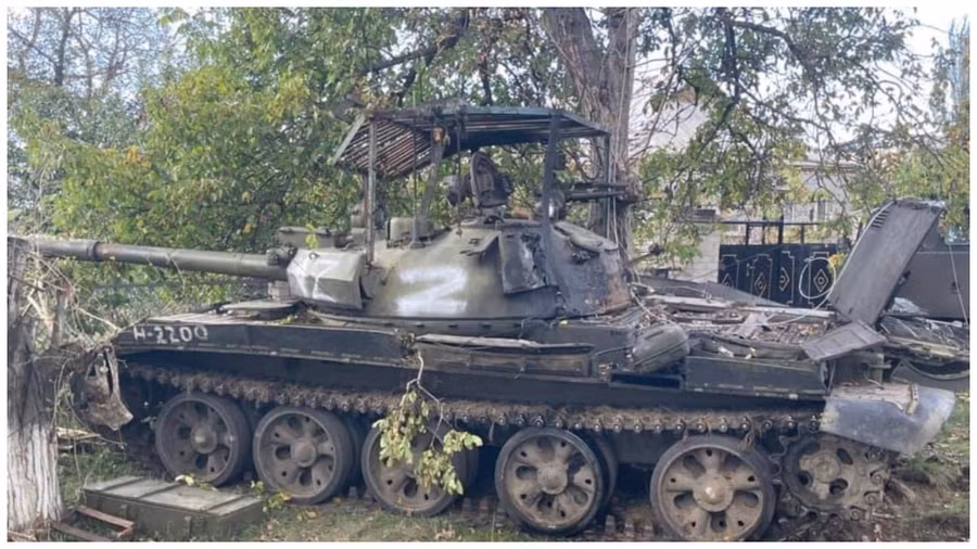 Một chiếc xe tăng T-62M bị lính Nga bỏ lại trên chiến trường miền Đông Ukraine.