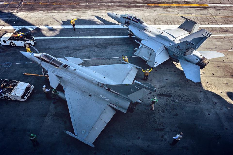 Tiêm kích hạm Rafale-M và F/A-18E Super Hornet đang có cuộc đua tranh căng thẳng tại Ấn Độ. Tiêm kích hạm Rafale-M và F/A-18E Super Hornet đang có cuộc đua tranh căng thẳng tại Ấn Độ.