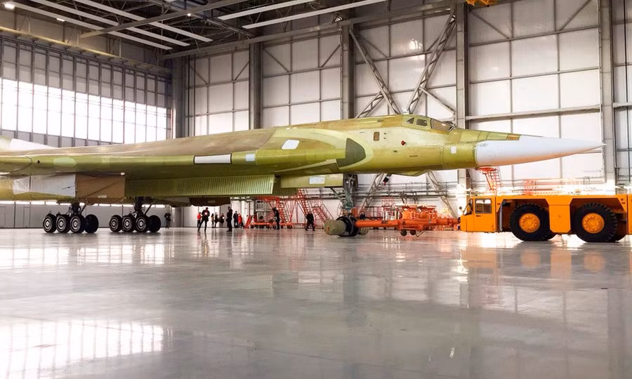 Máy bay ném bom chiến lược Tu-160M đang được Nhà máy Hàng không Kazan sản xuất.