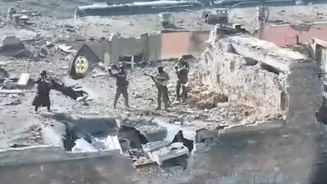 Ảnh chụp từ đoạn video do Wagner đăng tải, chú thích rằng đơn vị lính đánh thuê Nga đã tiến vào Bakhmut. Ảnh chụp từ đoạn video do Wagner đăng tải, chú thích rằng đơn vị lính đánh thuê Nga đã tiến vào Bakhmut.