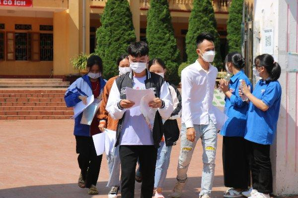 Thí sinh điểm thi trường THPT Mù Cang Chải hoàn thành tốt bài thi môn Ngữ văn. Thí sinh điểm thi trường THPT Mù Cang Chải hoàn thành tốt bài thi môn Ngữ văn.