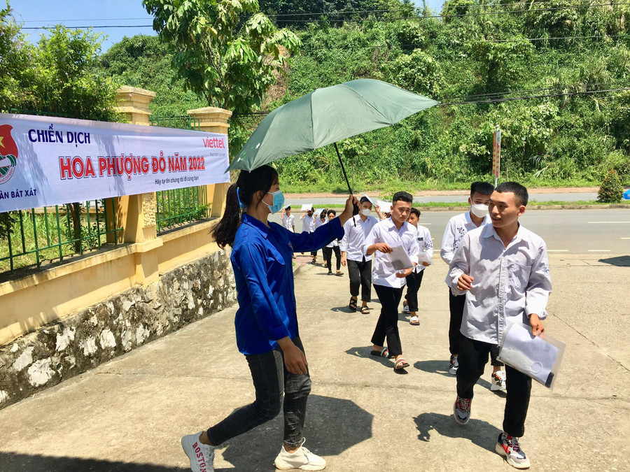 Thí sinh "đội nắng" đến điểm thi trường THPT số 1 huyện Bát Xát. Thí sinh "đội nắng" đến điểm thi trường THPT số 1 huyện Bát Xát.