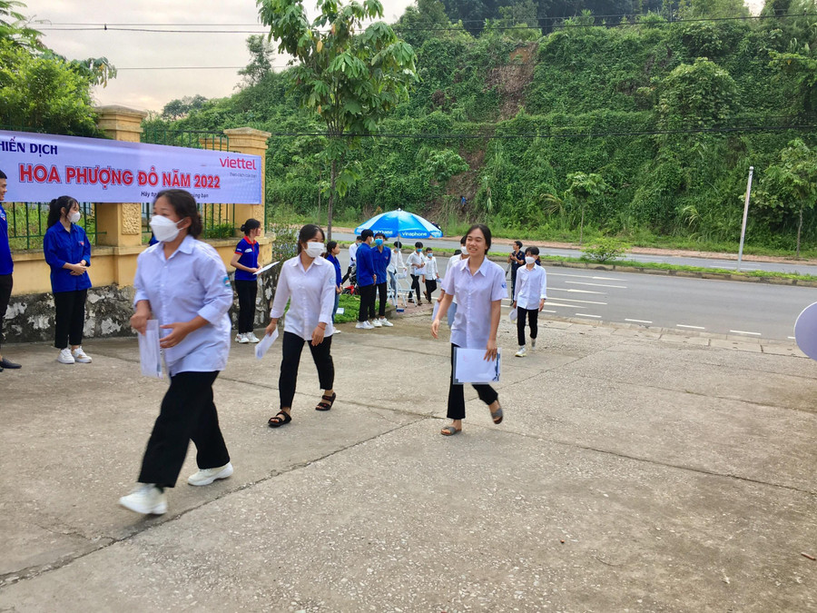 Thí sinh đến điểm thi Trường THPT số 1 huyện Bát Xát từ rất sớm. Thí sinh đến điểm thi Trường THPT số 1 huyện Bát Xát từ rất sớm.