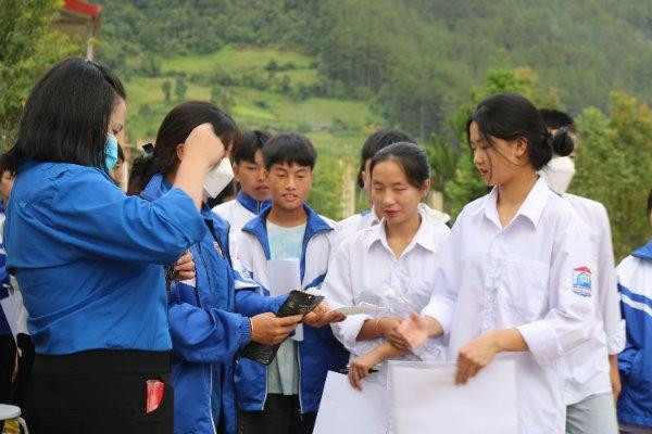 Tình nguyện viên hỗ trợ thí sinh vào phòng thi tại điểm thi Trường THCS&THPT Púng Luông. Tình nguyện viên hỗ trợ thí sinh vào phòng thi tại điểm thi Trường THCS&THPT Púng Luông.