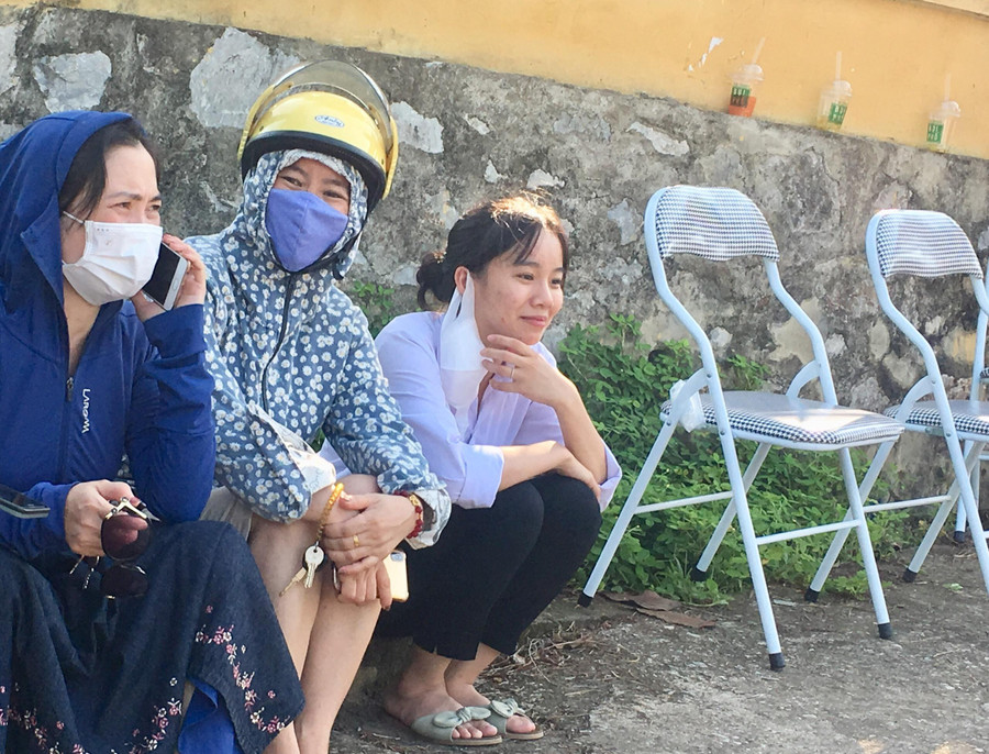 Thí sinh chia sẻ niềm vui với phụ huynh sau khi hoàn thành bài thi môn Toán tại điểm thi trường THPT số 1 huyện Bát Xát. Thí sinh chia sẻ niềm vui với phụ huynh sau khi hoàn thành bài thi môn Toán tại điểm thi trường THPT số 1 huyện Bát Xát.