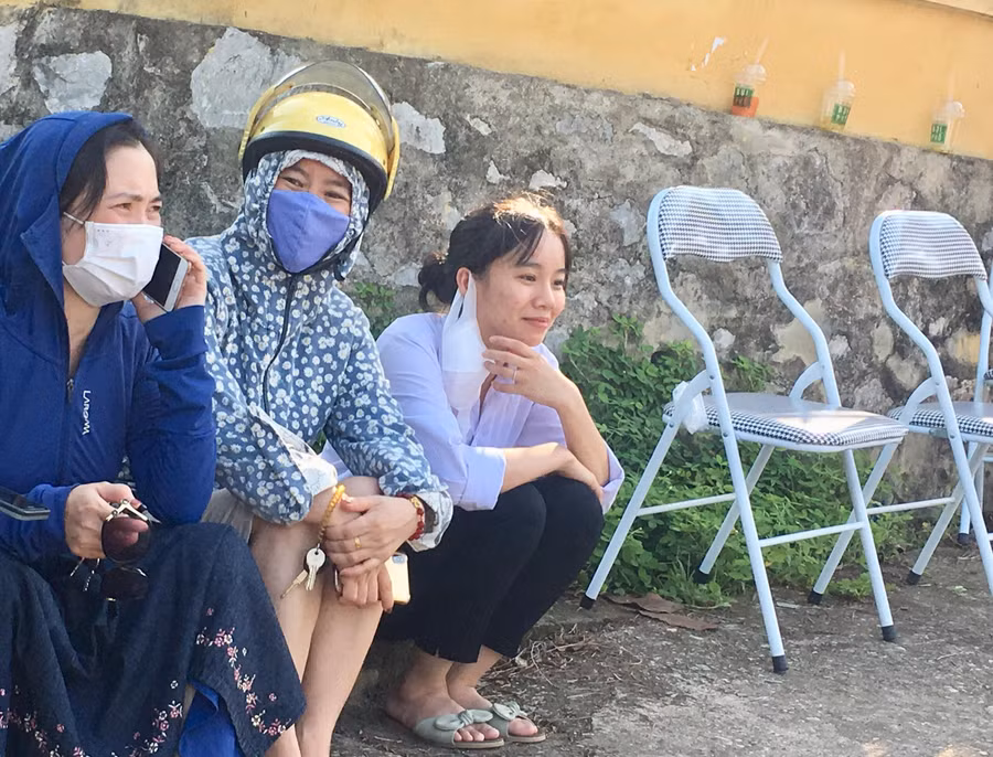 Thí sinh chia sẻ niềm vui với phụ huynh sau khi hoàn thành bài thi môn Toán tại điểm thi trường THPT số 1 huyện Bát Xát.