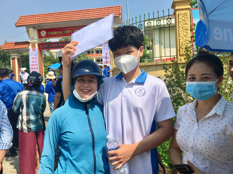 Thí sinh Nguyễn Tuấn Thành chia sẻ niềm vui với mẹ sau khi hoàn thành tốt bài thi môn Ngữ văn. Thí sinh Nguyễn Tuấn Thành chia sẻ niềm vui với mẹ sau khi hoàn thành tốt bài thi môn Ngữ văn.