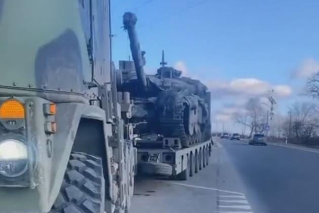 Xe tăng T-90M Proryv của Nga được chở đi theo hướng biên giới Ba Lan. Xe tăng T-90M Proryv của Nga được chở đi theo hướng biên giới Ba Lan.