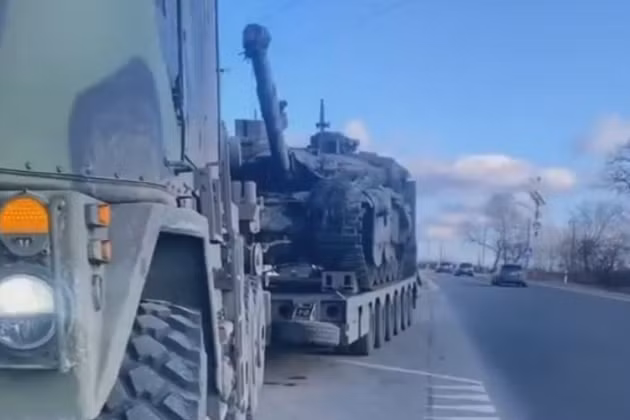 Xe tăng T-90M Proryv của Nga được chở đi theo hướng biên giới Ba Lan.