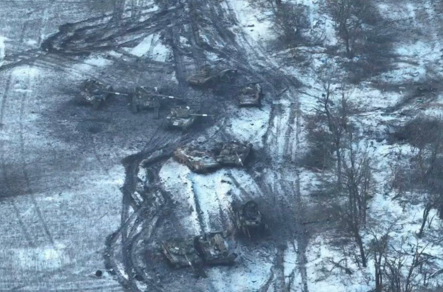 Hàng chục xe tăng, thiết giáp Nga đã bị Quân đội Ukraine tiêu diệt trên các con đường dẫn vào thành phố Ugledar.