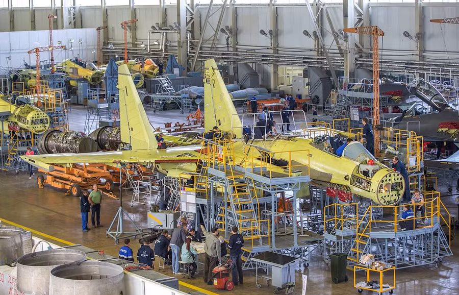 Nga đã từng chế tạo thử nghiệm tiêm kích Su-35UB với cấu hình hai chỗ ngồi.